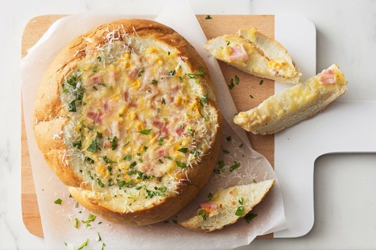 Bakad ost i en brödbröd Recept för att snabbt förbereda spenatdopp