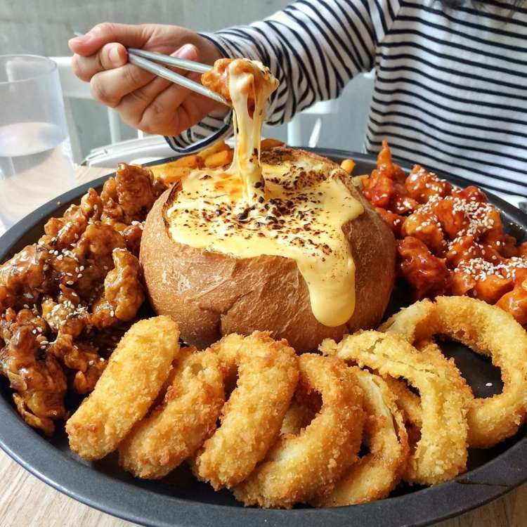 Ostfondue recepträtter i ett bröd med ost