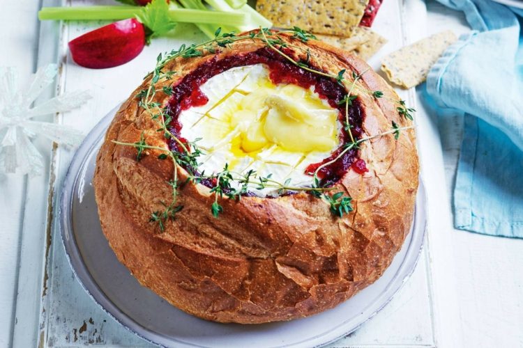 Ugnsost i brödbröd Recept på bakad brie med björnbär