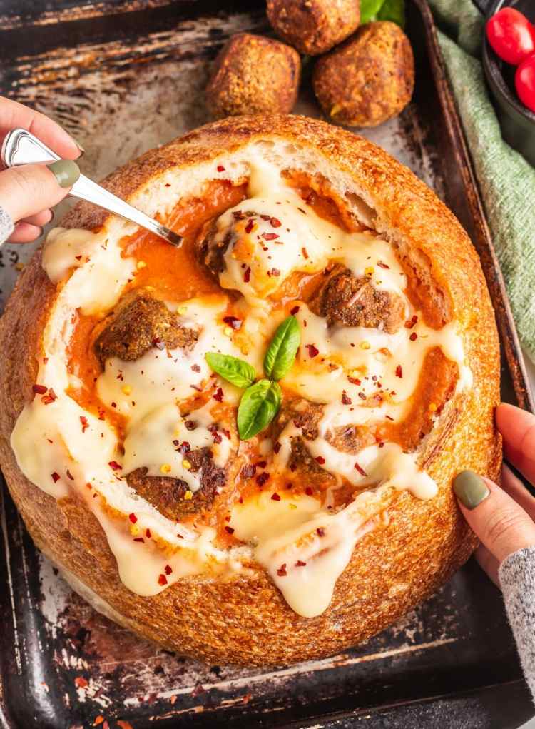 Köttfärsgryta i ett bröd recept köttbullar med tomatsås