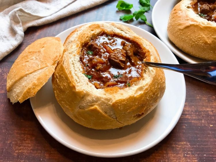 Goulashsoppa i en limpa av typiska ungerska recept