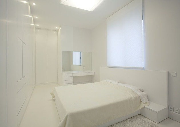 minimalistisk inbyggda garderober säng sänggavel plast