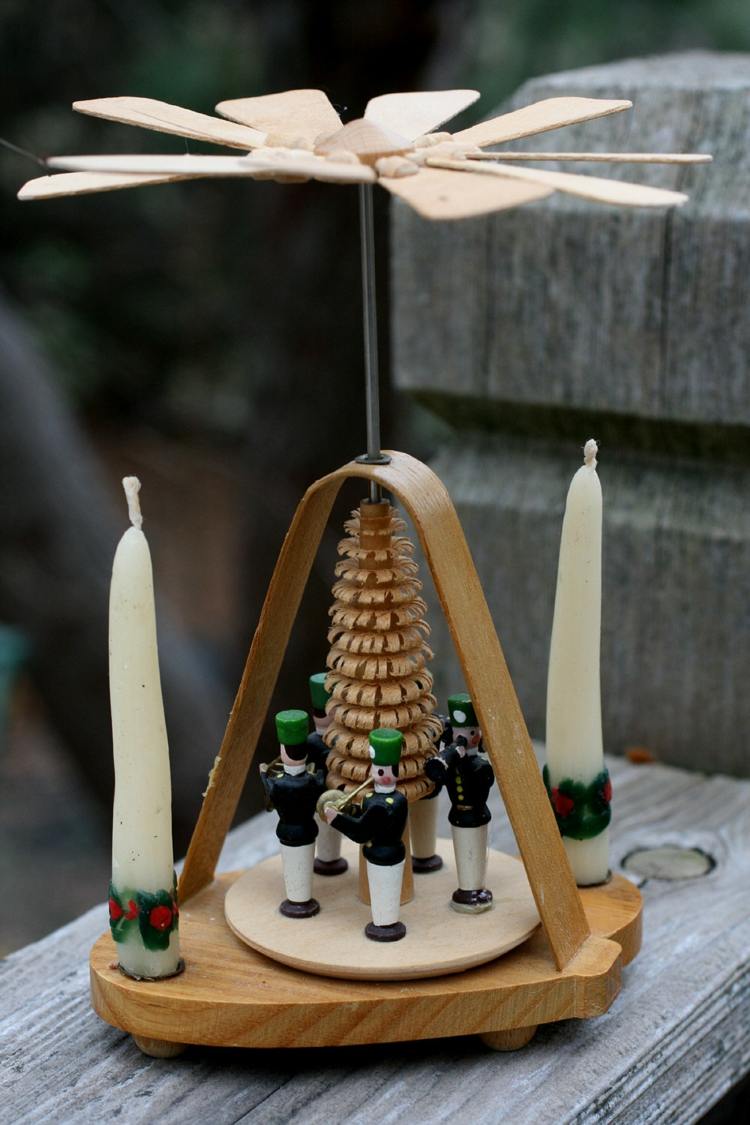 gåva-flickvän-jul-jul-pyramid-ljus-karusell-trä