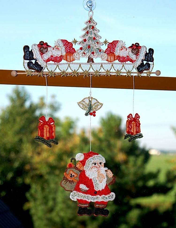 present-flickvän-jul-fönster-dekoration-mobil-jultomten-idé