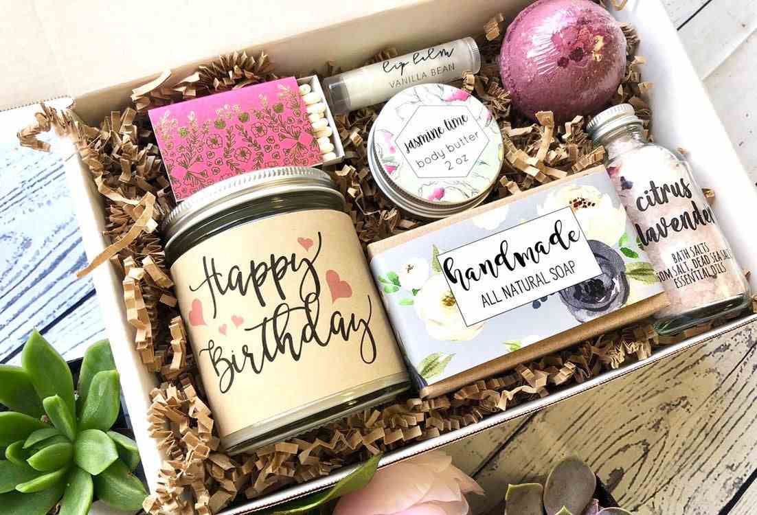 Presentförpackning för flickvän innehåll naturkosmetik kroppsvård bodylotion med lavendel
