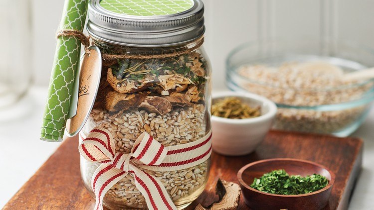 Varva risotto i en burk som en gåva. Lägg torra ingredienser på lager