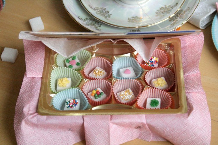 Gåvor köksgodis sockerpärlor dekorerar mors dagspresent
