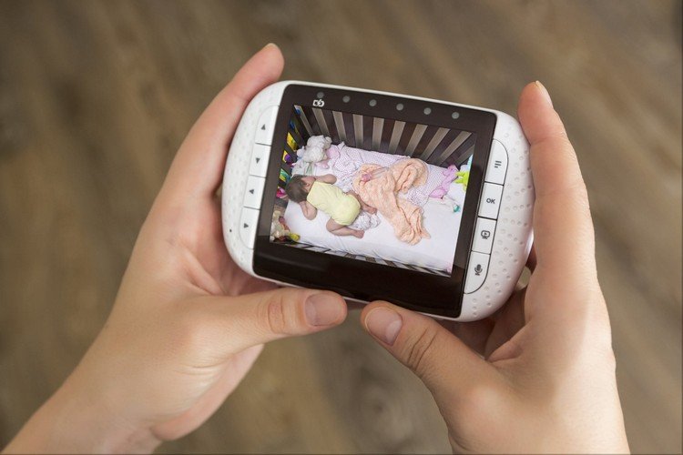 praktisk present till en nyfödd babymonitor med kamera