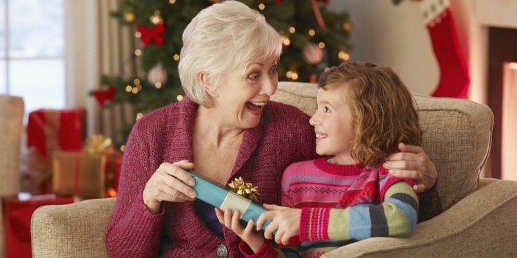 gåvor till morföräldrar till julidéer-roliga-tips-mormor-morfar