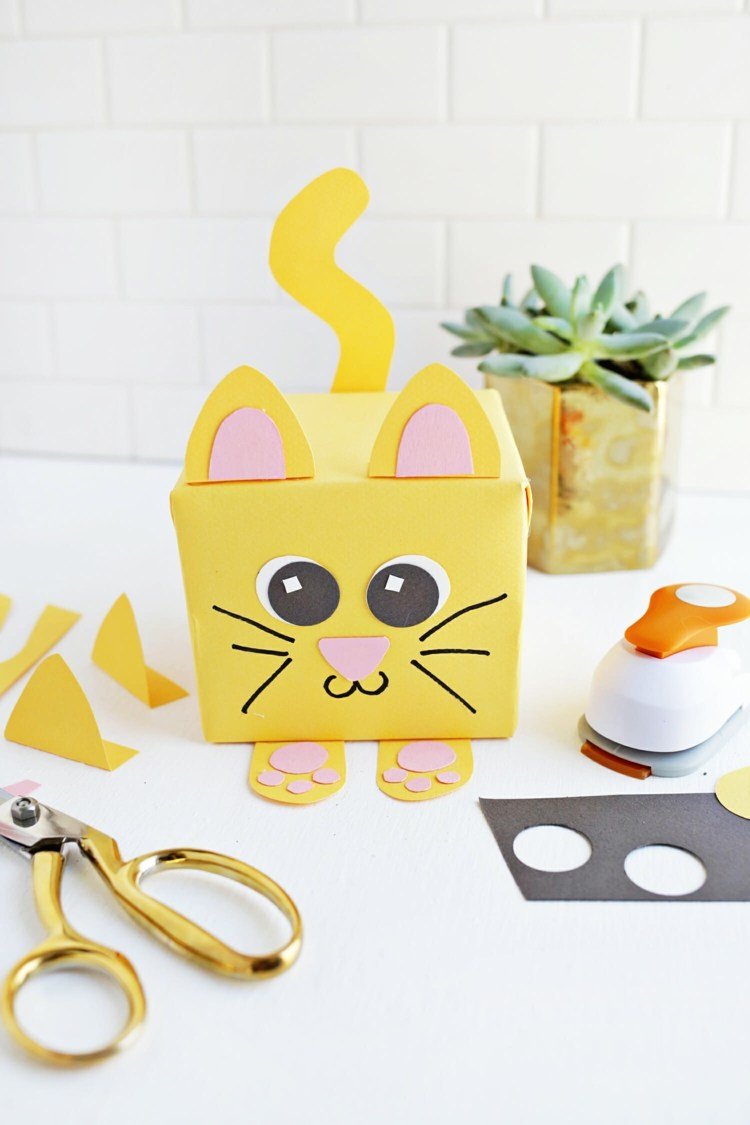 Slå in gåvor för barn roliga som en katt av gult papper
