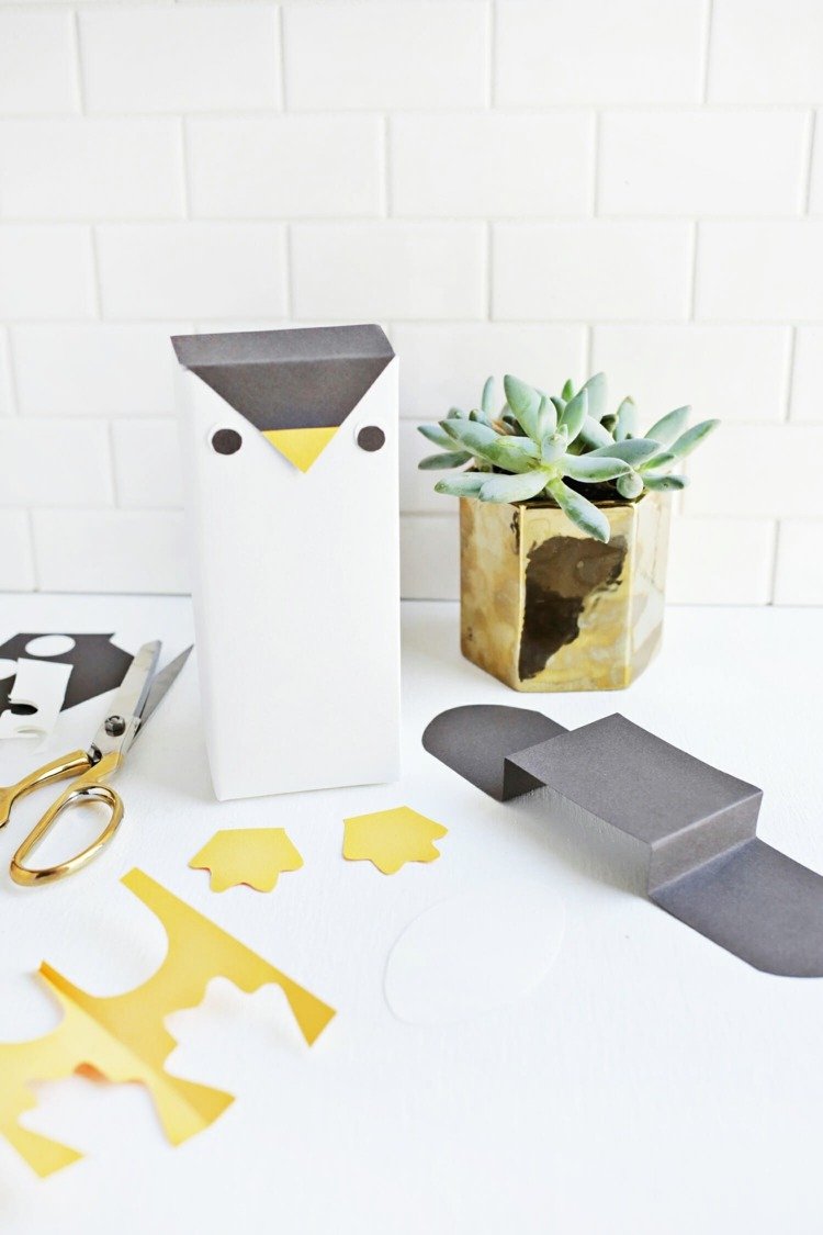 Rolig inslagning av presenter till barn - pingvin för presentförpackning på vintern eller till jul