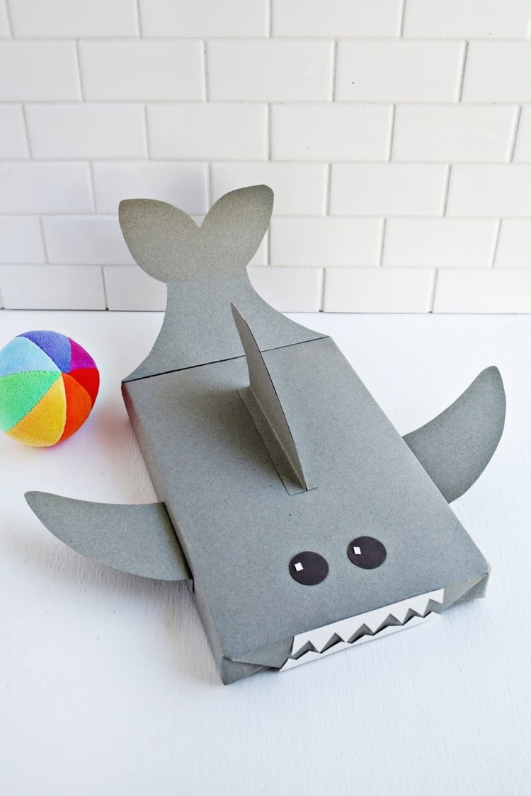 Rolig haj i grått för en smal present