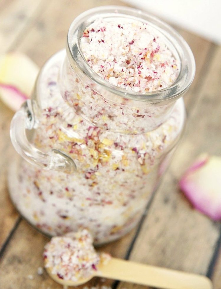 Presenterar-glas-bad-salt-gör-själv-vanilj-rosenblad-recept