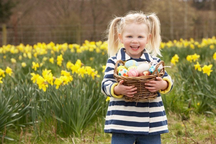presenterar-påsk-påskägg-barn-överraskning-korg-ägg-samlar-maedchen-äng