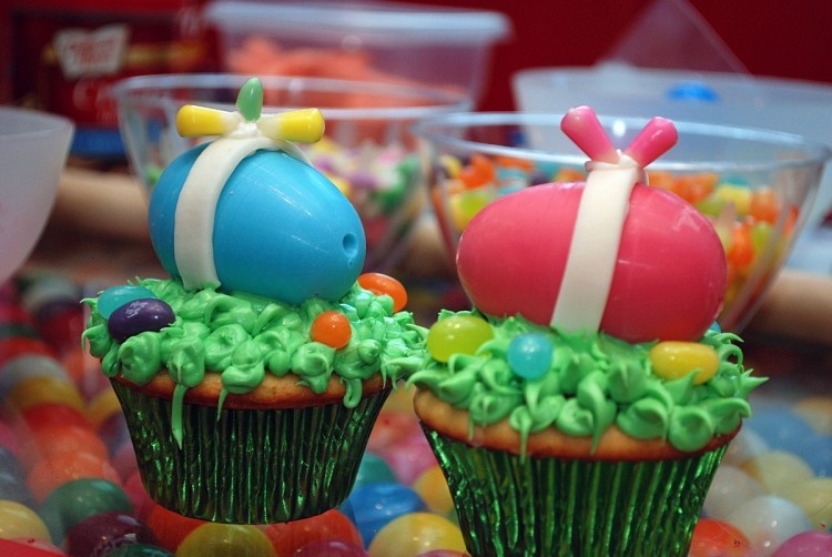 gåvor-påsk-påsk-ägg-barn-överraskning-cupcakes-muffin-grädde