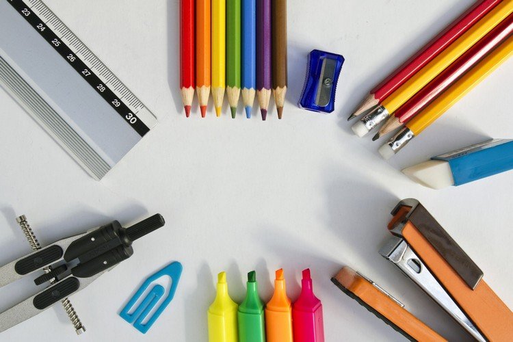 Gåvor till skolanskrivning skol-saker-skriv-målning-häftapparat-suddgummi-kompasser