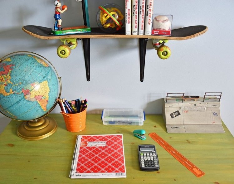 gåvor-skolgång-skrivbord-arrangör-kreativ-bokhylla