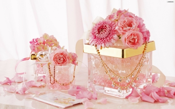 Gåva-till-bruden-dekorerad-med-blommor