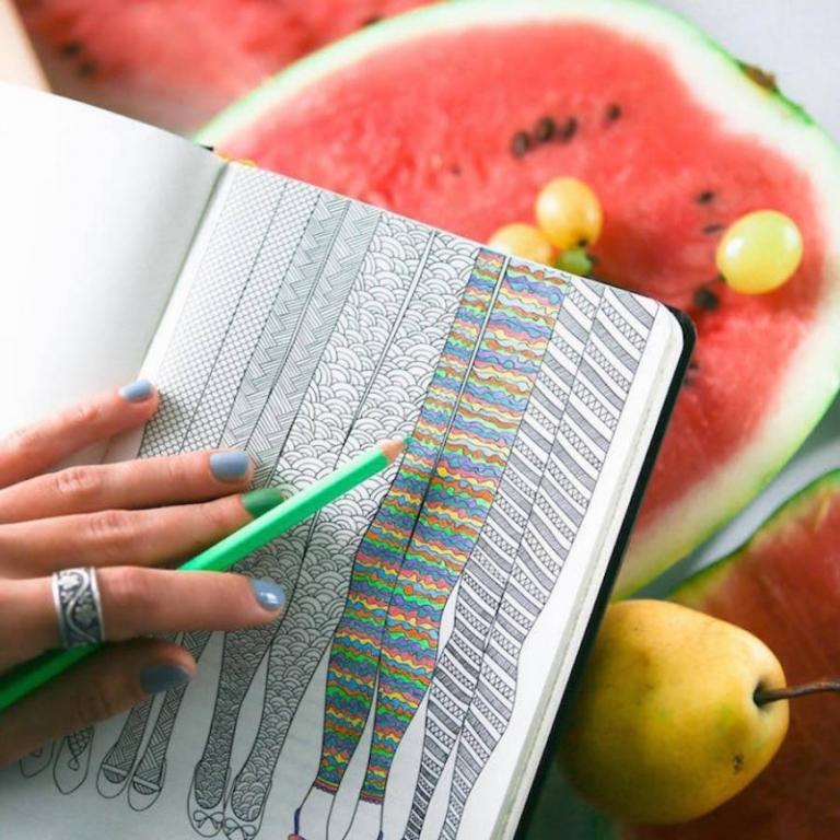 present-idéer-vänner-anteckningsbok-färgade pennor-illustrationer-ritningar-hand-päron-vattenmelon
