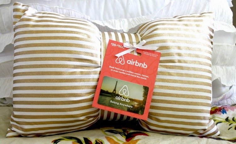 presentförpackningar gör resekuponger kreativa idéer gör semesterkuponger själv kuddar airbnb
