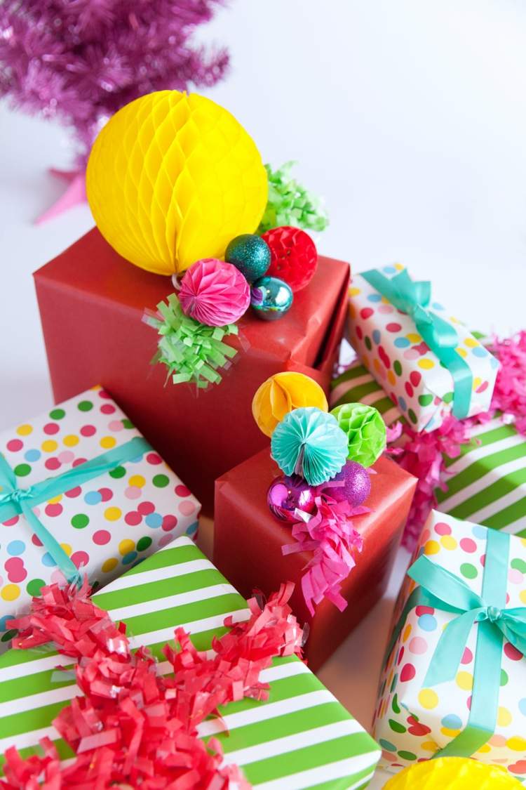 presentförpackning tinker färgglada färger pappersbollar födelsedag