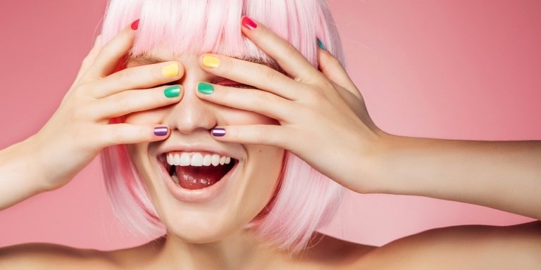 Rainbow Nails nageltrend neonfärger nagellack rosa hårfärg kort bobfrisyr