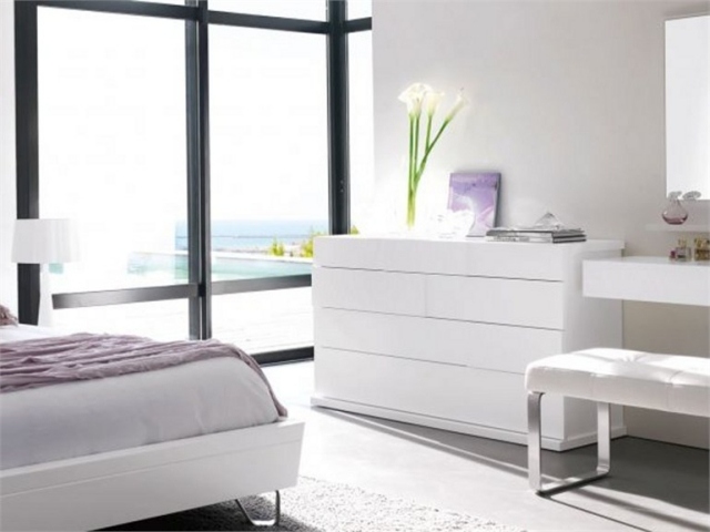 vit-byrå-lådor-ALISA-minimalistisk-design-trendig-säng