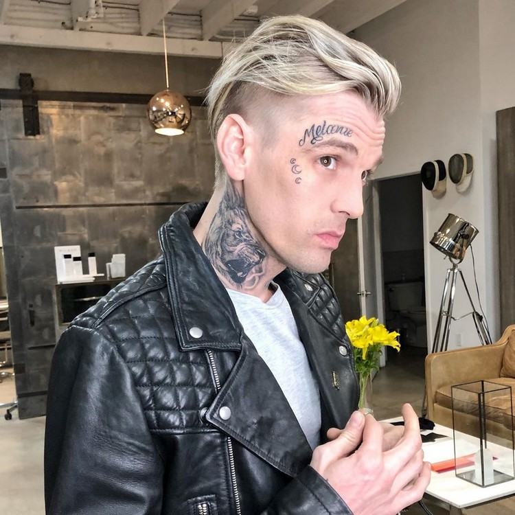 Tatuering över ögonbrynen smärta ansikte tatueringar trend
