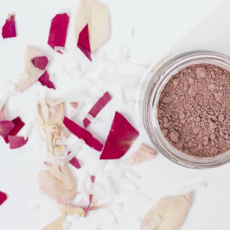 DIY ansiktsmask naturliga ingredienser rosa helande leraffektegenskaper