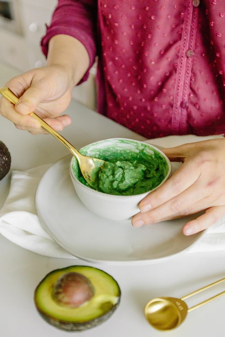 DIY ansiktsmask mot finnar gör dig själv med avokado olivolja spirulina