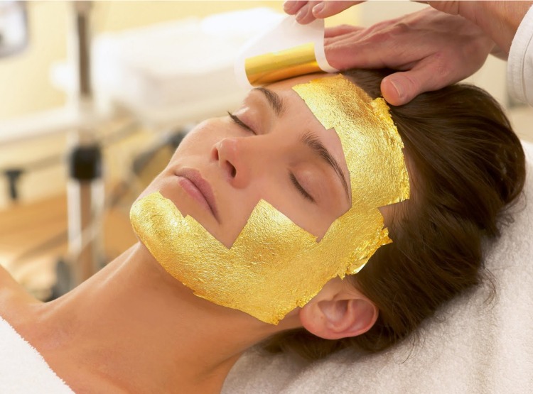 Ansiktsvårdsark maskerar guldtrender skönhetsmodeller