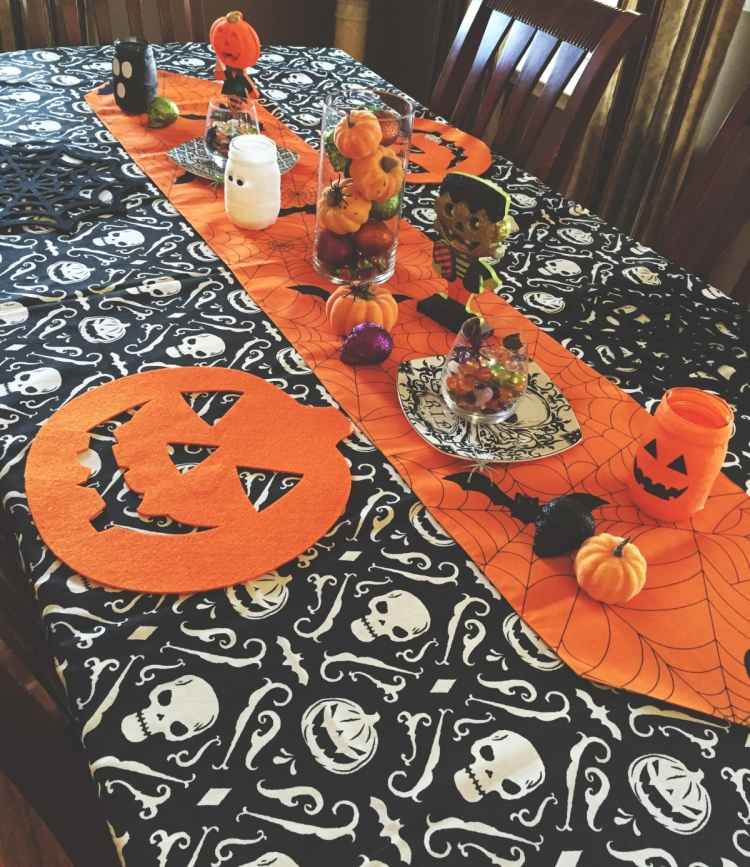 halloween-dekoration-bordsduk-filt-orange-svart-pumpa-telys-intressant