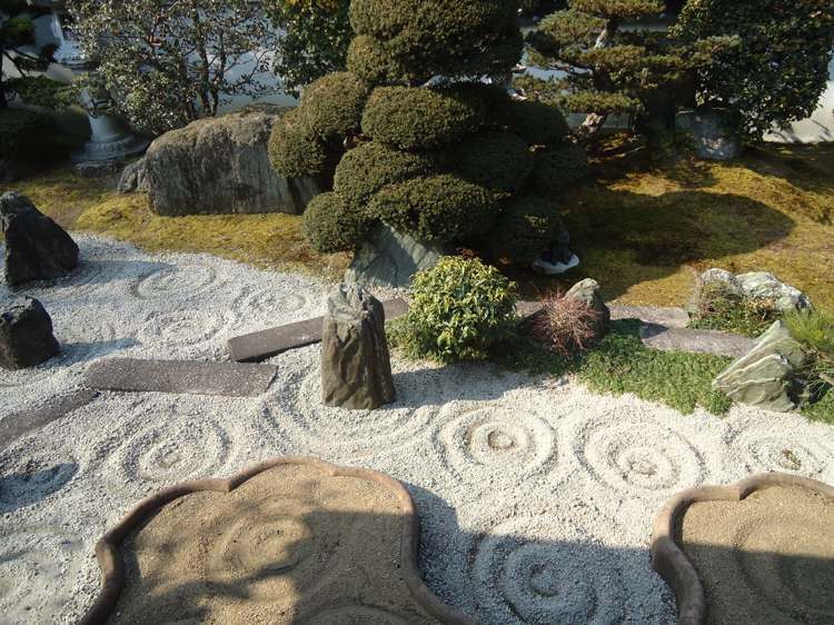 designa-din-egen-sten-trädgård-japan-trädgård-grus-kratta-stenblock-sand