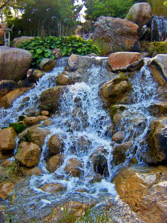 egen-sten-trädgård-design-vattenfall-natur-look