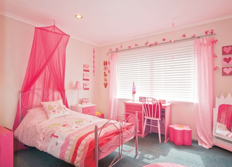liten-prinsessa-barnrum-rosa-metall-säng-baldakin-bord-ljus-rosa-vägg-färg-liten-spegel