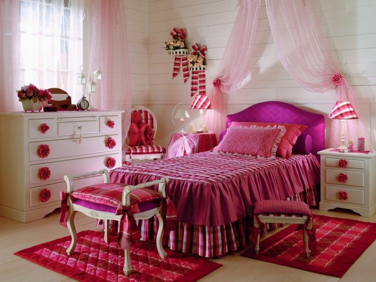 liten-prinsessa-barnrum-vita-möbler-rosa-stoppade säng-överkast-blommiga-motiv-baldakin