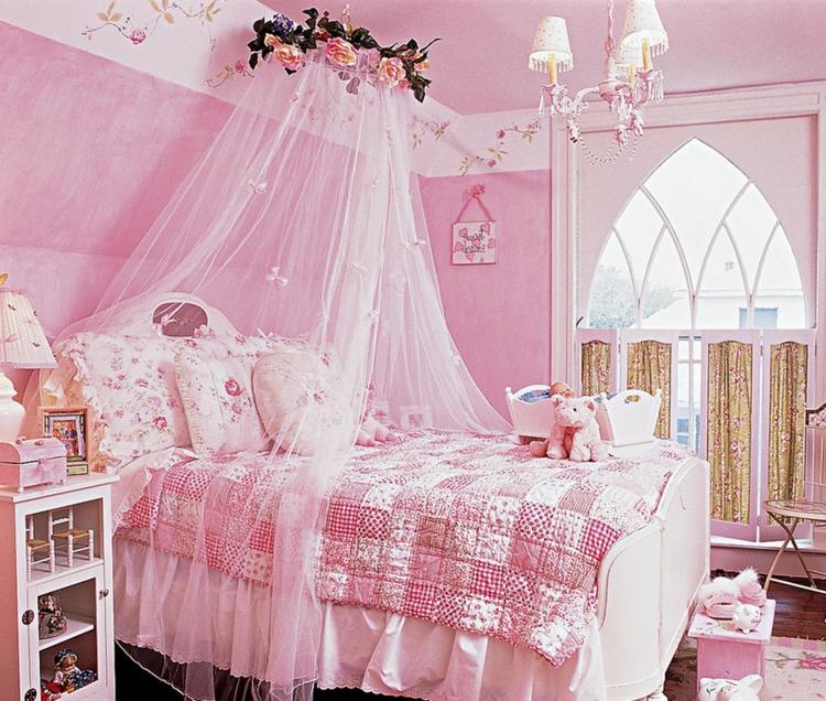 liten-prinsessa-plantskola-rosa-vägg-baldakin-blommor-motiv-rosa-lapptäcke-överkast