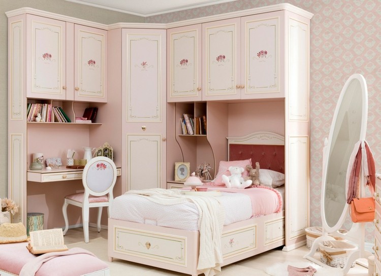 liten-prinsessa-barnrum-ljus-rosa-garderob-blommig-motiv-stor-spegel-vintage-look
