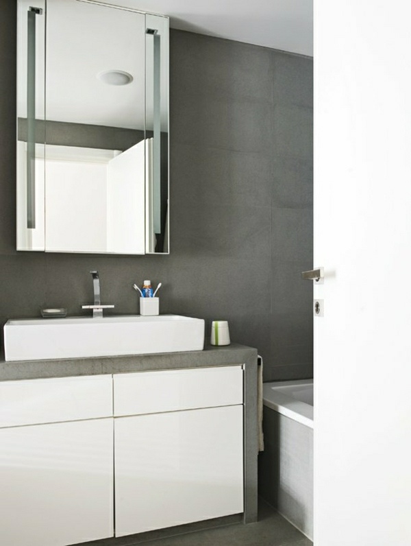 stor-spegel-grå-badrum