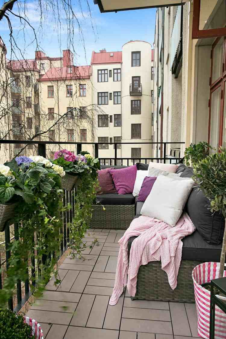 designa idéer för balkongen rottingmöbler lila kuddar blomkruka ränder