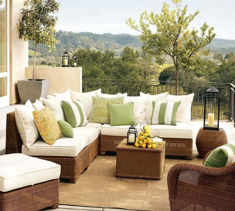 design idé balkong rotting trädgårdsmöbler soffbord lykta matta