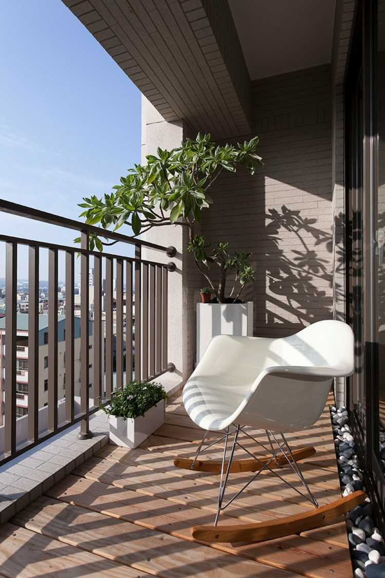 designidé balkong enkel inredning vit gungstol sittskal skal