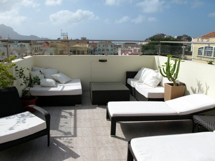 design idé balkong minimalistisk svartvitt chaiselonge lounge
