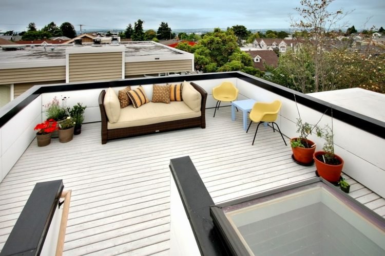 designidé för balkong soffstolar gula växter vitt trä