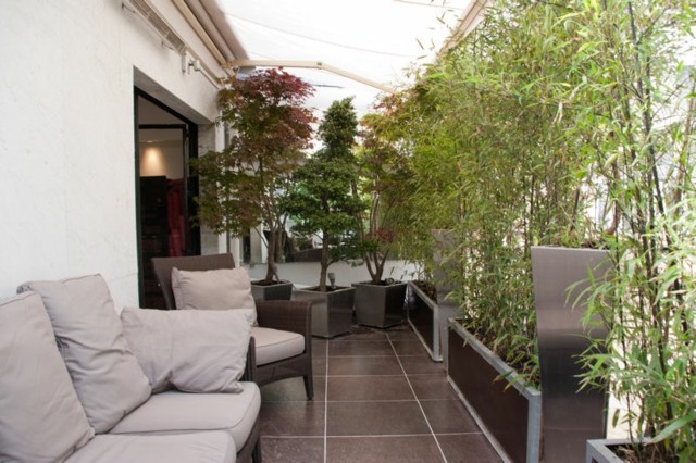 Integritetsskydd balkong design golvplattor utomhusmöbler