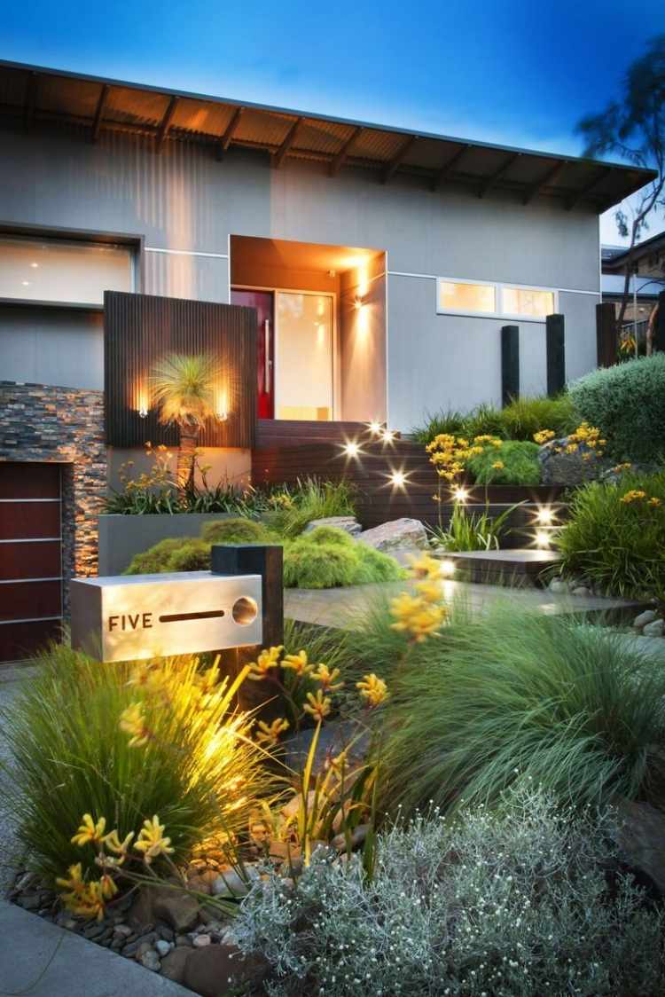 designidéer-gårdsplan-exempel-belysning-hus-nummer-prydnads-gräs-sten trädgård