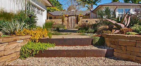 främre trädgård design hus entré bort grus sten växter