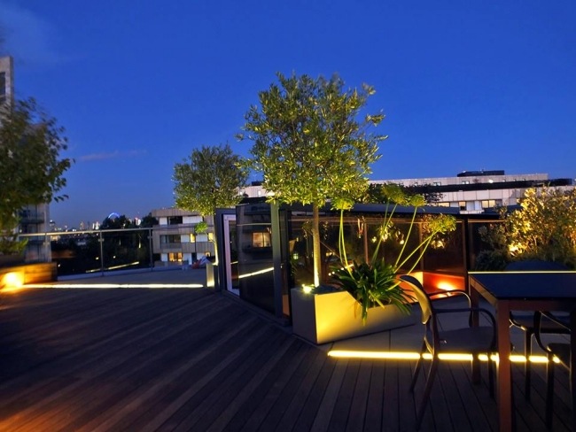 Designidéer för takterrassen led lampor hallar plantera träd