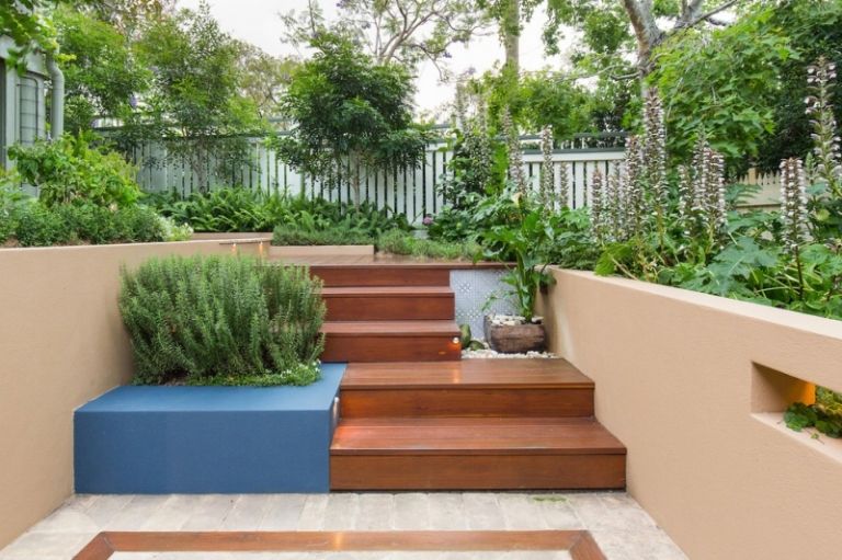 Designidéer-små-trädgårdar-trappor-betongskopa-betongväggsträd