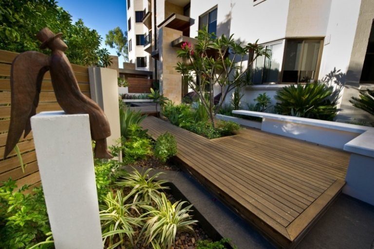 Designidéer-små trädgårdar-trä terrass-trädgårdsstaty